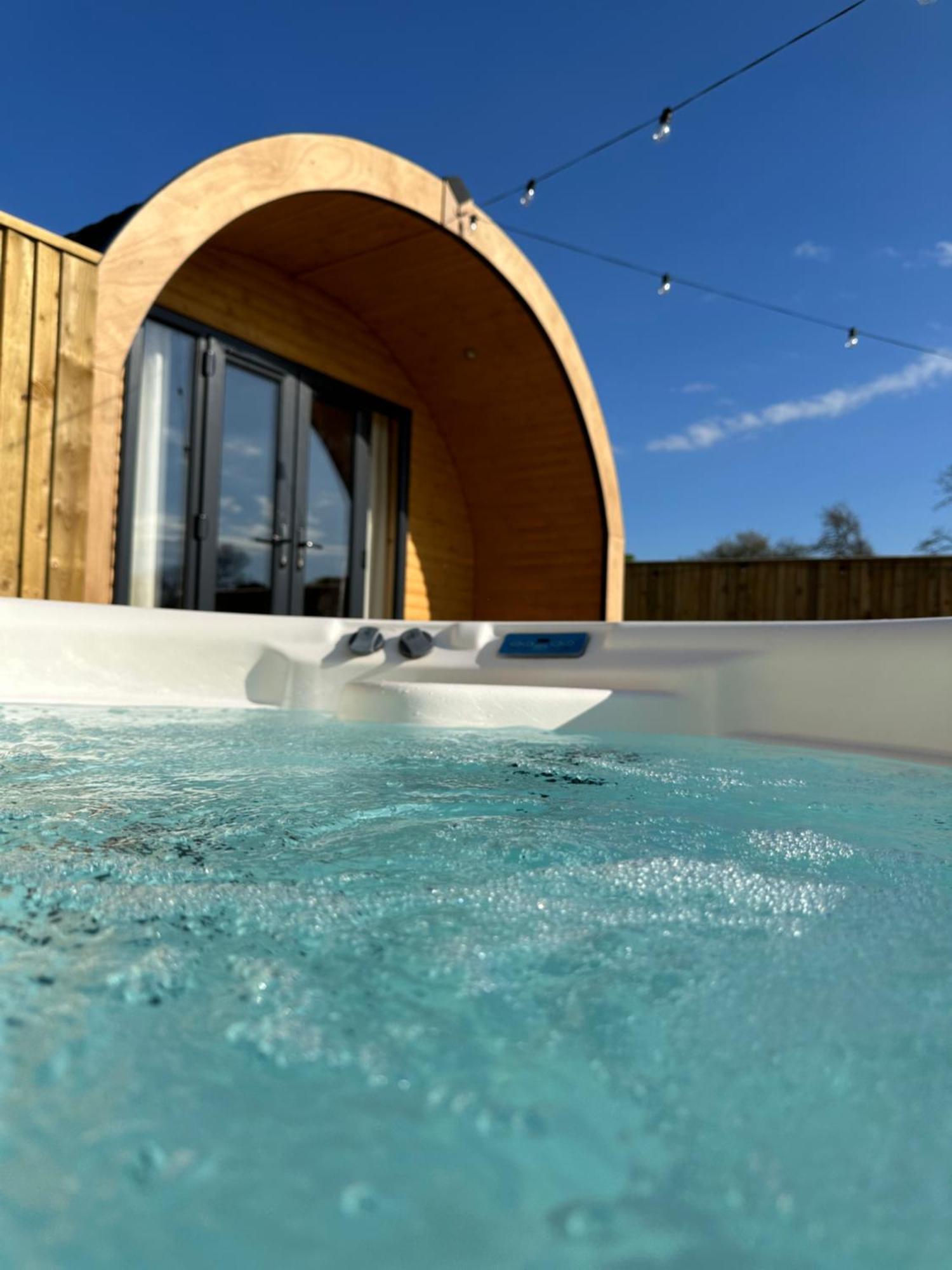 Lois' Pod With Hot Tub, Near Airport Bristol Exterior foto